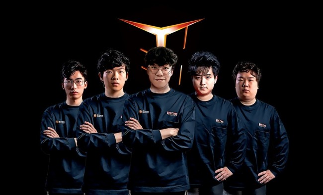 见证胜利，人现场观战中国U与韩国U的比赛.